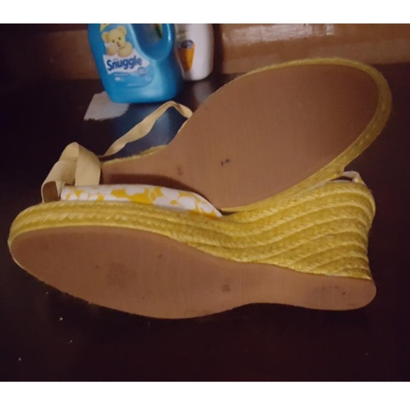 Lovely yellow BurBerry floral flower pumps wedges - Picture 4 of 4